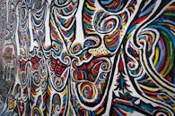 柏林墙上的漩涡图案被丰富多彩的抽象壁画艺术描绘出来