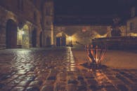 中世纪庭院光线昏暗，铺着鹅卵石，晚上还有发光的火盆，营造出神秘的氛围