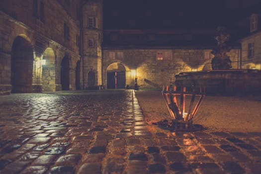 中世纪庭院光线昏暗，铺着鹅卵石，晚上还有发光的火盆，营造出神秘的氛围