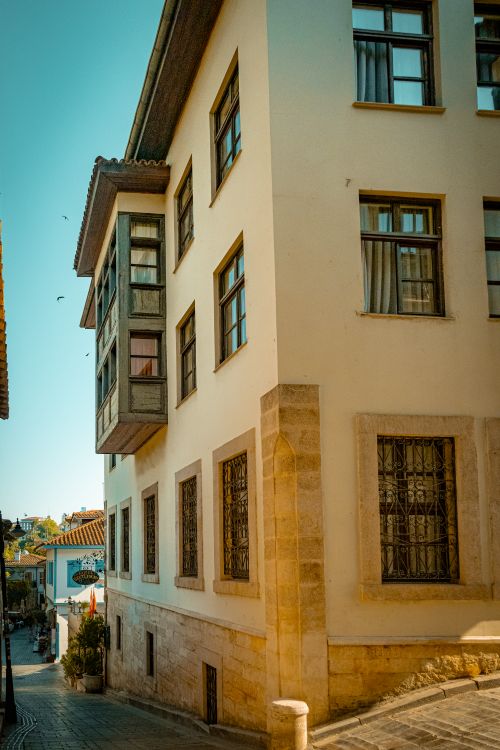 Beige Concrete Building · Free Stock Photo