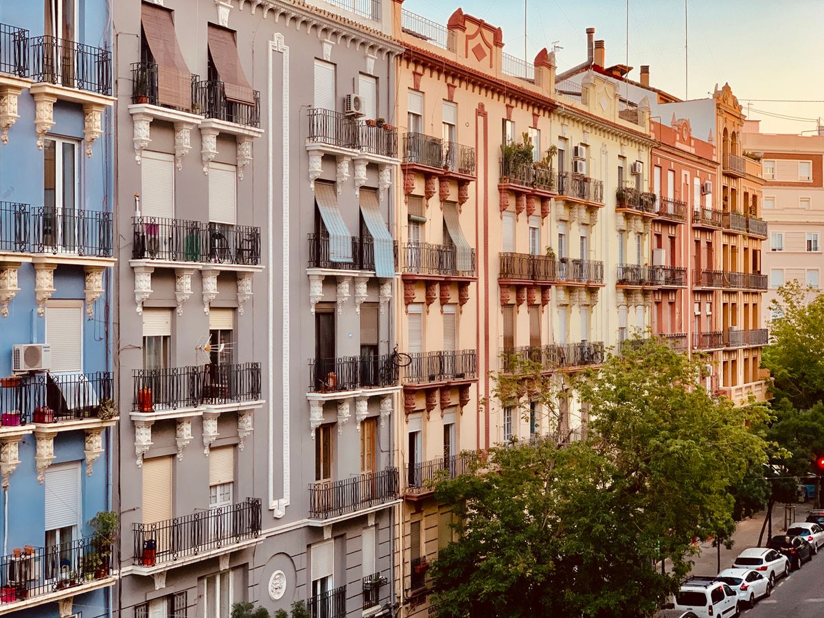 Edificios de viviendas tradicionales con balcones en Valencia