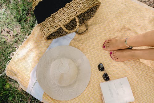 Бесплатное стоковое фото с ноги, одеяло для пикника, солнцезащитные очки
