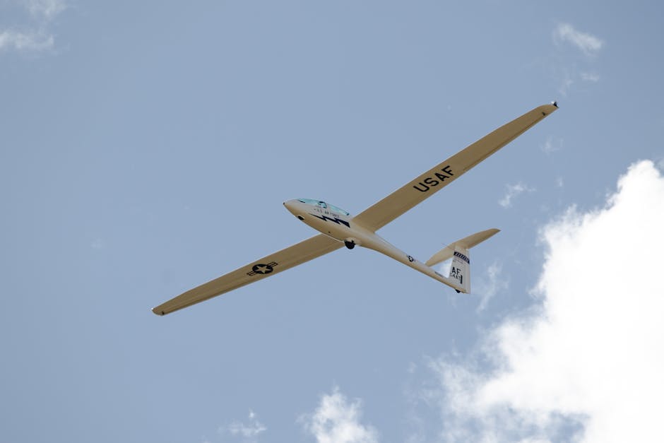 Detail einer Gardinenaufhängung mit Gleitern in einer Vorhangschiene