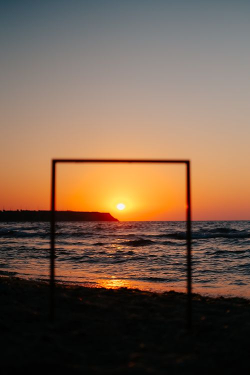 Free Captivating sunset framed over a serene beach, capturing nature's beauty and tranquility. Stock Photo