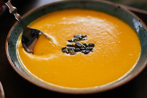 бесплатная Фотография супа из кабачков в мелком фокусе Стоковое фото