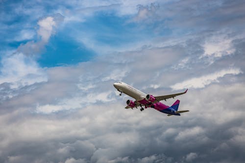Ingyenes stockfotó alacsony szögű felvétel, felhős ég, repülés témában