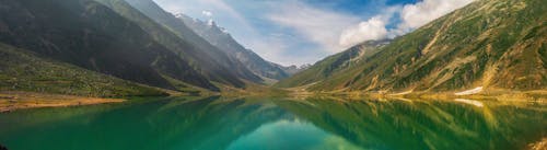 無料 山に囲まれた緑の湖 写真素材