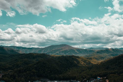 無料 ドローン撮影, 山岳, 曇りの無料の写真素材 写真素材