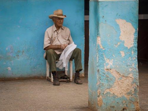 Fotos de stock gratuitas de anciano, azul, calle