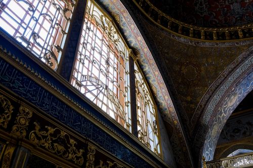 Free Elegant interior of Topkapi Palace showcasing Islamic art and ornate details in Istanbul, Turkey. Stock Photo