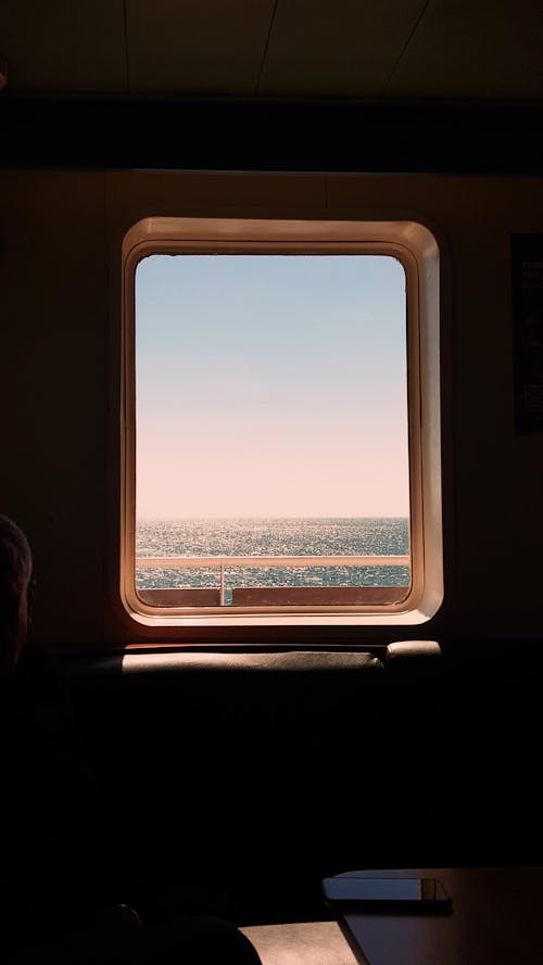 Foto d'estoc gratuïta de ferri, llum de la finestra, vista al mar