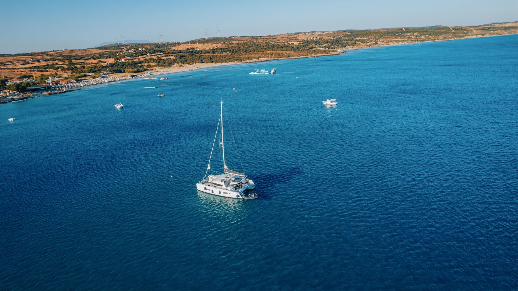 Barche a vela in navigazione nel Mediterraneo