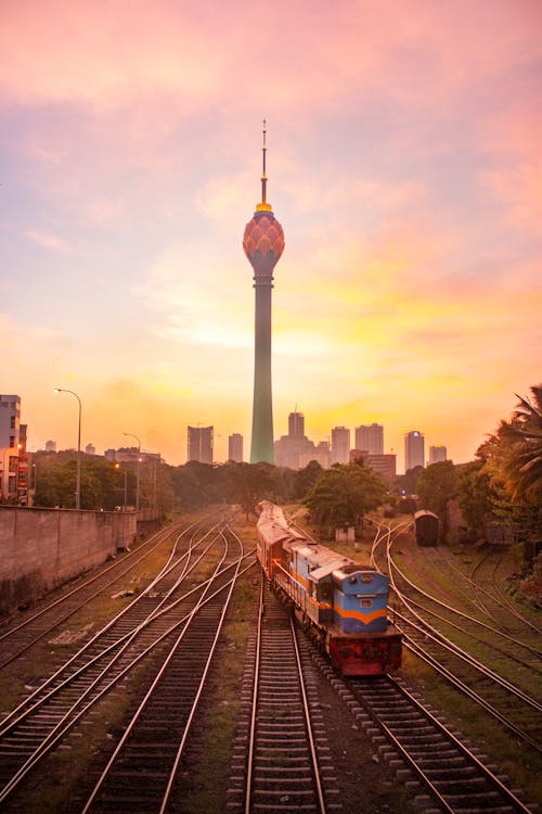 Foto stok gratis bangunan, gedung tinggi, jalur kereta api