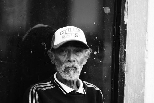 Free Striking monochrome portrait of an elderly man wearing a cap, depicting resilience and wisdom. Stock Photo