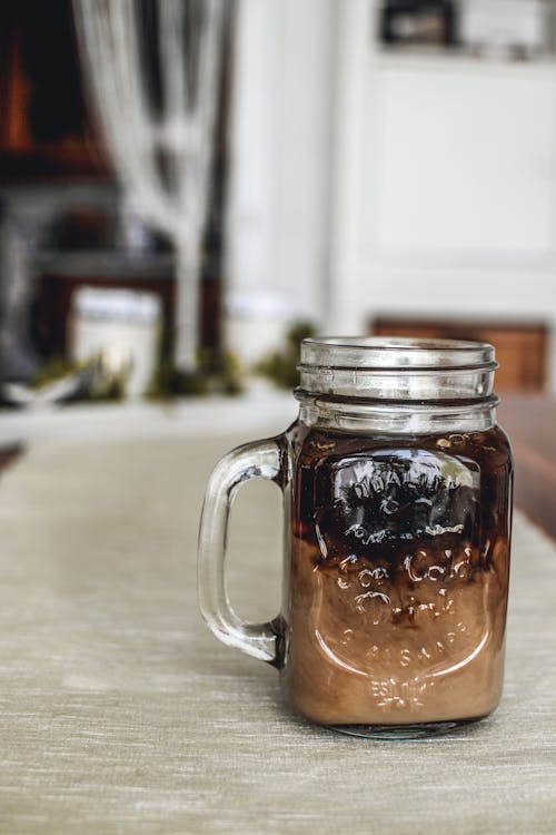 Mason Jar Pada Permukaan Coklat