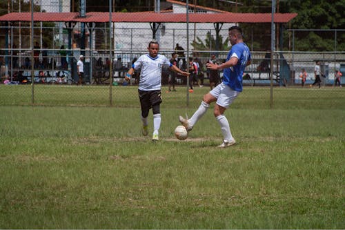 Foto d'estoc gratuïta de atletes, camp de futbol, emparellat