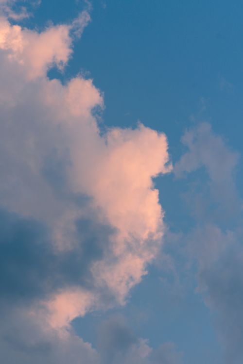 Free Tranquil sky view with soft cumulus clouds against a blue backdrop during twilight. Stock Photo