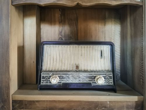 Free Classic wooden shelf showcasing an antique radio, perfect for retro-themed decor. Stock Photo