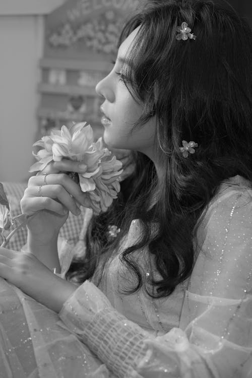 Free Grayscale Photo of Woman Holding Bouquet of Flowers Stock Photo