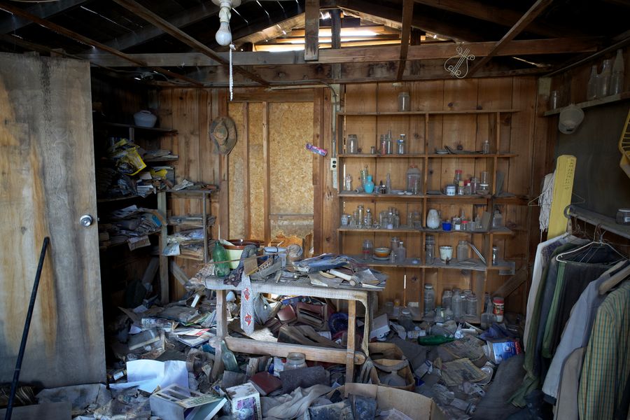 Cantina piena di mobili e scatoloni prima dello sgombero