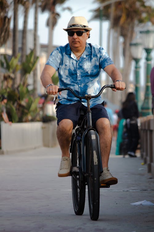 Foto d'estoc gratuïta de barret, camisa blava, conduint