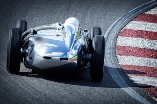 Coche De Carreras Gris En El Carril