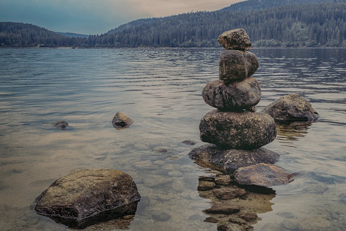Ilmainen kuvapankkikuva tunnisteilla järvi, kivet, kivet tasapainossa