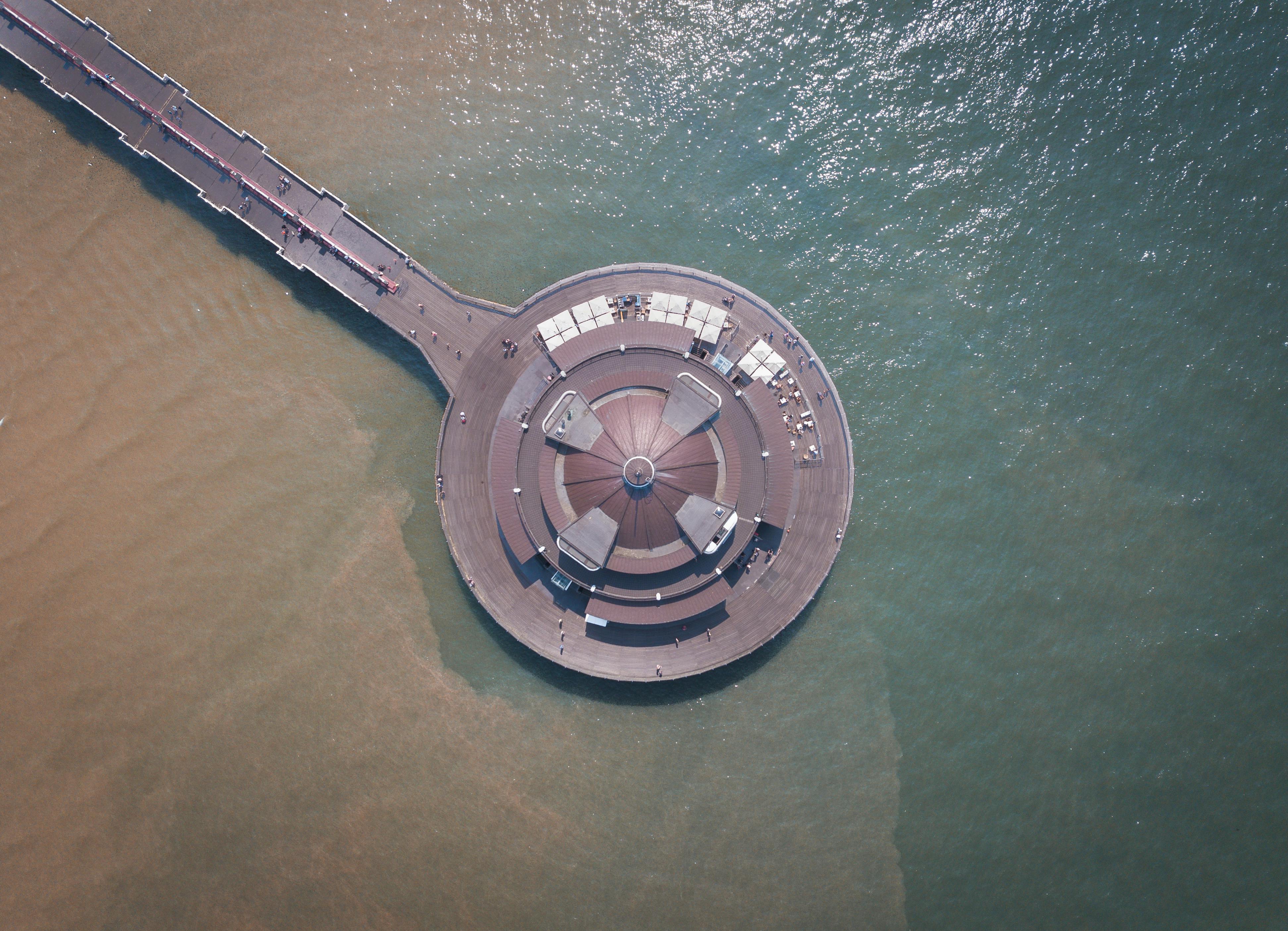 比利时布兰肯伯格圆形码头的鸟瞰图令人惊叹，它被大海环绕