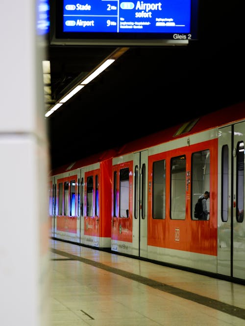 Foto stok gratis kendaraan umum, platform kereta bawah tanah, Stasiun kereta bawah tanah