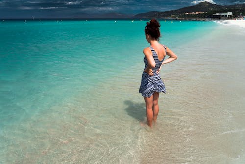 Mujer Estar De Pie, En, Playa