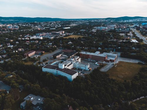 Free A sprawling urban landscape view with buildings and greenery captured from above. Stock Photo