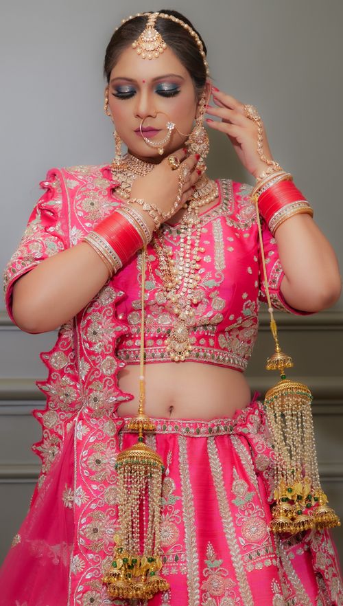 Free Beautiful Indian bride in vibrant traditional attire adorned with exquisite jewelry. Stock Photo