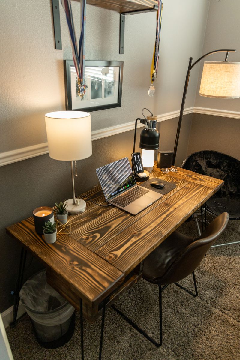 Home office planejado integrado em ambiente pequeno