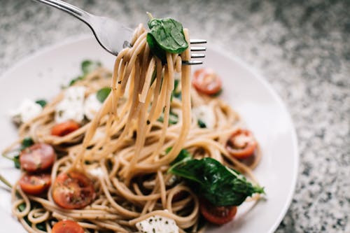 Selectieve Aandacht Fotografie Van Pasta Met Tomaat En Basilicum