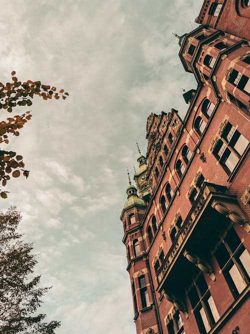 Fotos de stock gratuitas de cielo nublado, edificio de ladrillos, exterior del edificio