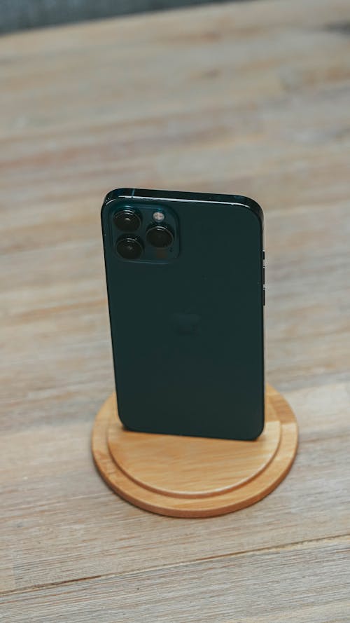 Free An IPhones 12 Standing on the Table Stock Photo