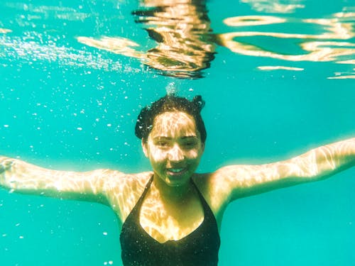 Immagine gratuita di acqua azzurra, bikini nero, contento