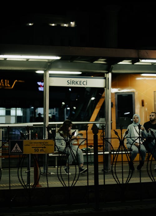 Základová fotografie zdarma na téma autobusová zastávka, čekání, dojíždějící