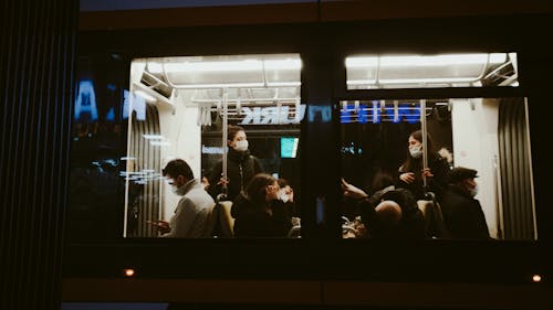 Безкоштовне стокове фото на тему «автобус, люди, маски для обличчя»