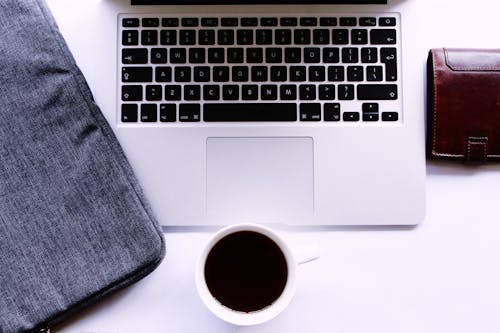 Foto Del Caffè Della Tazza Vicino Al Laptop E Al Portafoglio