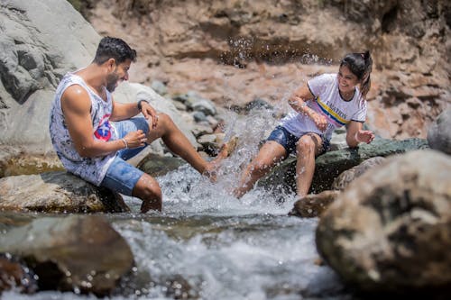 Foto profissional grátis de borrifando, brincalhão, casal