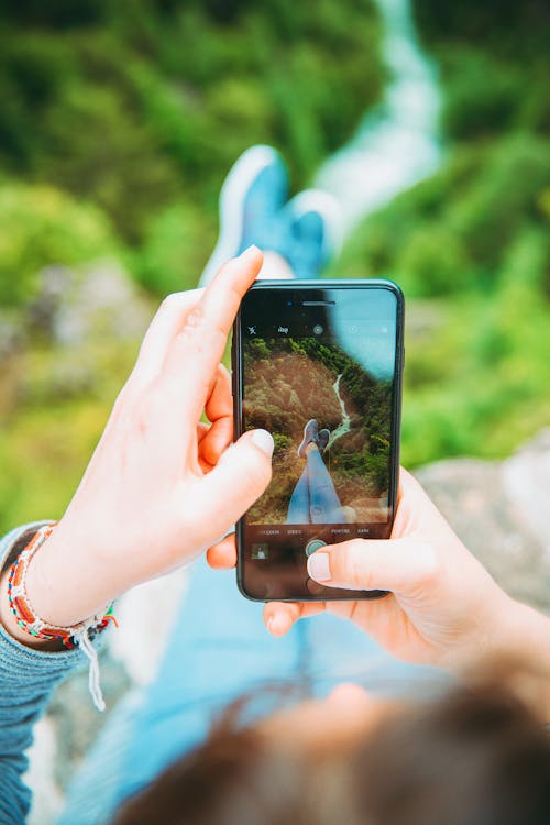 akıllı telefon, bacaklar, bileklik içeren Ücretsiz stok fotoğraf