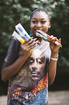 一位女士在户外俏皮地微笑着，享受着冰淇淋