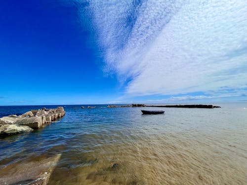 Gratis lagerfoto af båd, fange fisk, klar blå himmel