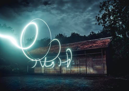 在印度尼西亚阴沉的夜空下，光线轨迹长时间照射在一间木屋上