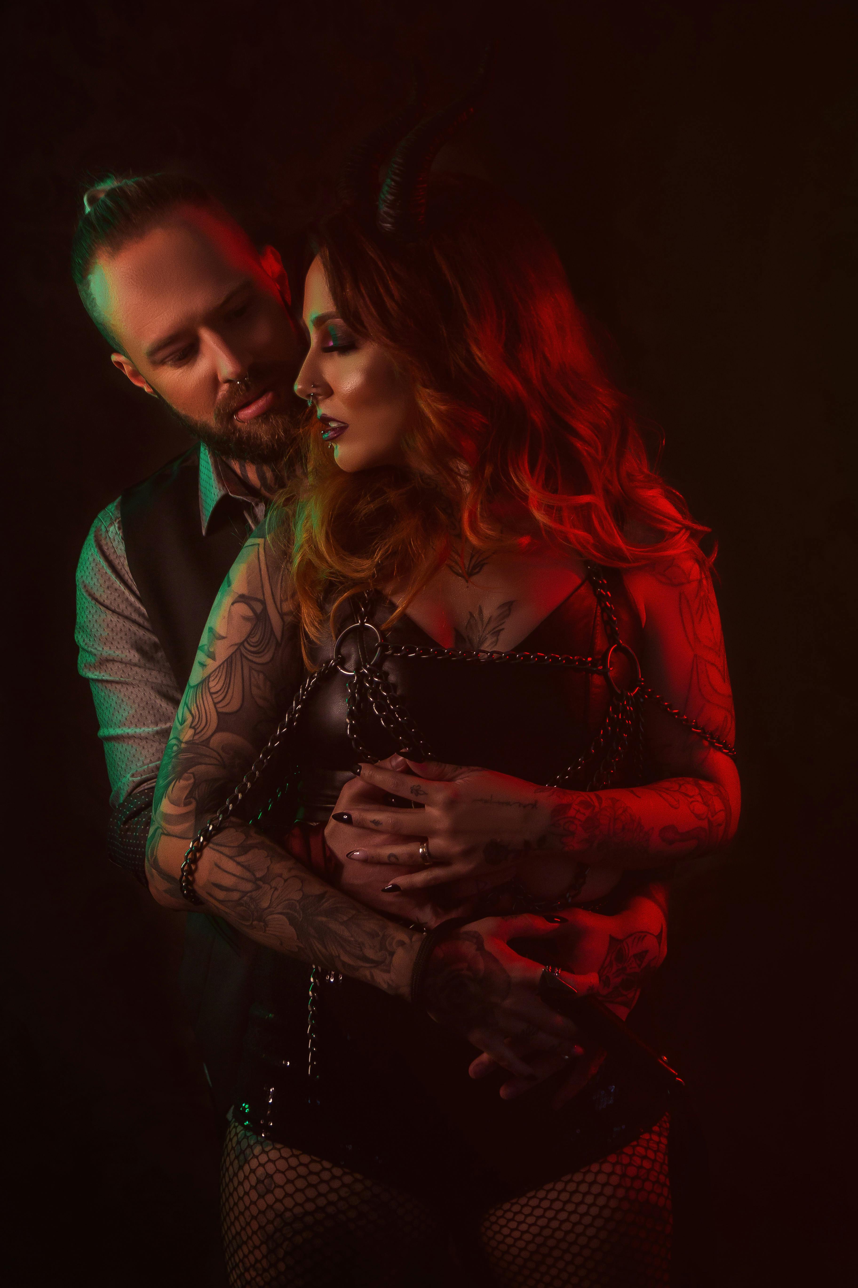 grátis Foto profissional grátis de abraço nas costas, abraço romântico, acessórios de corrente Foto profissional