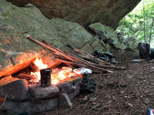 Darmowe zdjęcie z galerii z camping z plecakiem na ognisko