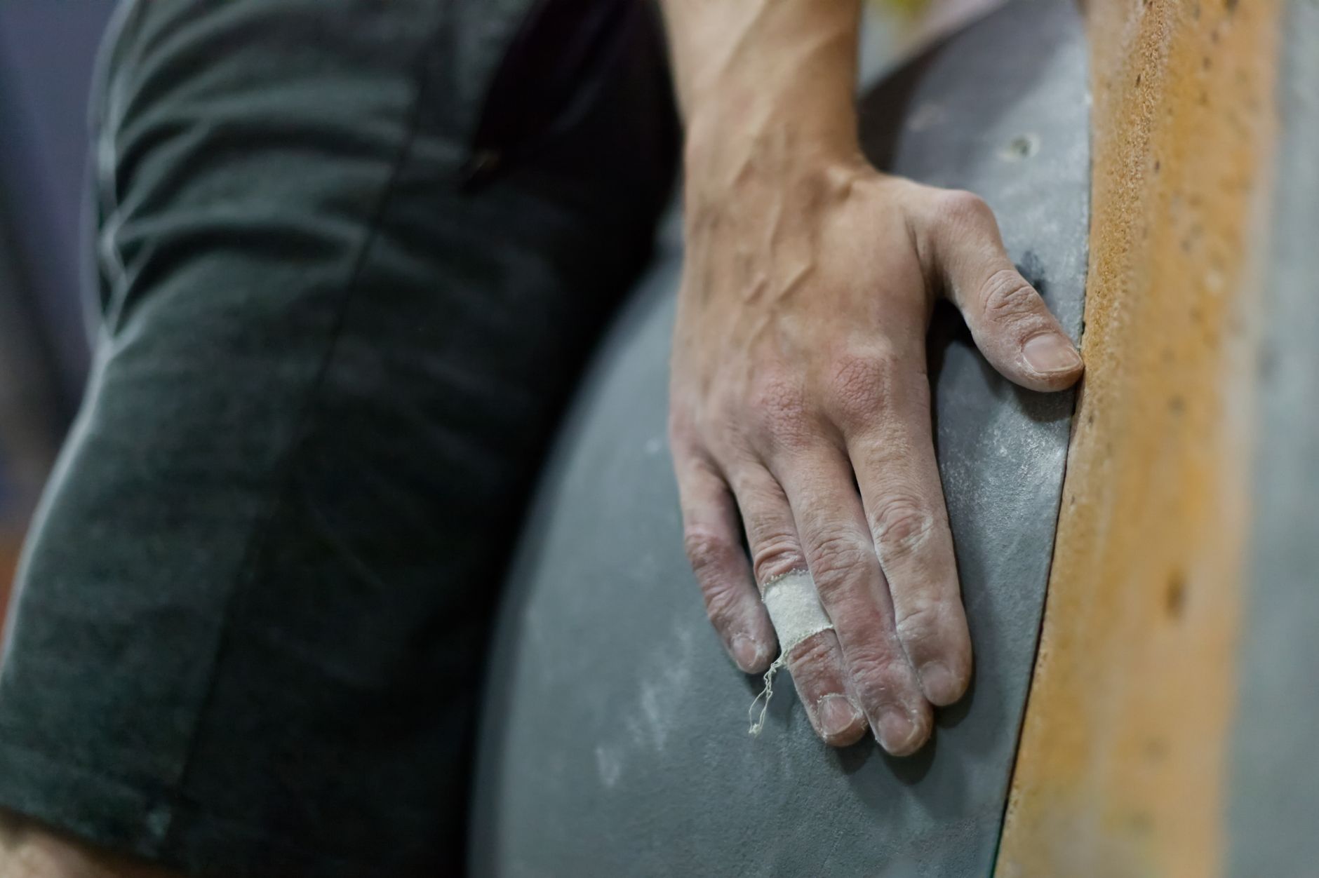 Person with grip powder on his hand