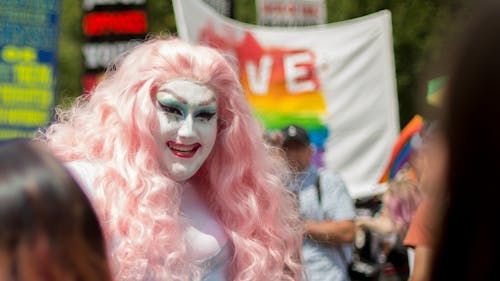 Wanita Mengenakan Wig Berwarna Merah Muda Dan Riasan Putih