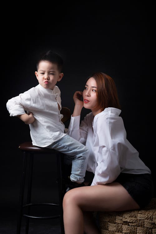 Imagine de stoc gratuită din băiat asiatic, bosumflare, cu mâneci lungi albe